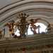 Il frontone imponente chiude il tutto ed  a sua volta sormontato da putti alati che sorreggono lo stemma incoronato dei carmelitani